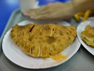 中身は野菜入ピザのような味です