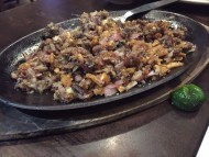 サンミゲルと一緒に食べたいSisig(シシグ)